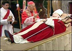 Santo Padre Bendecido por el Cardenal español Camarlengo